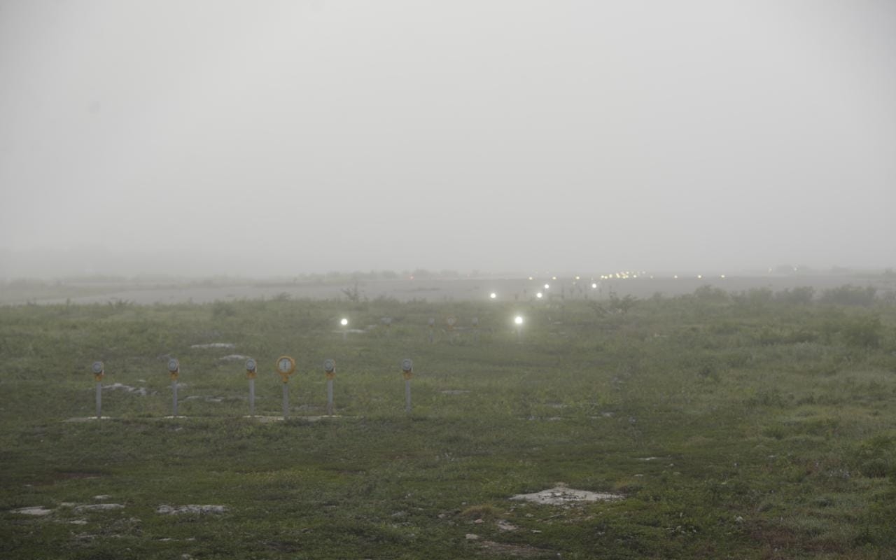 La densa neblina se hizo presenta en la pista de la terminal área como parte del paso de la Onda Tropical número 16