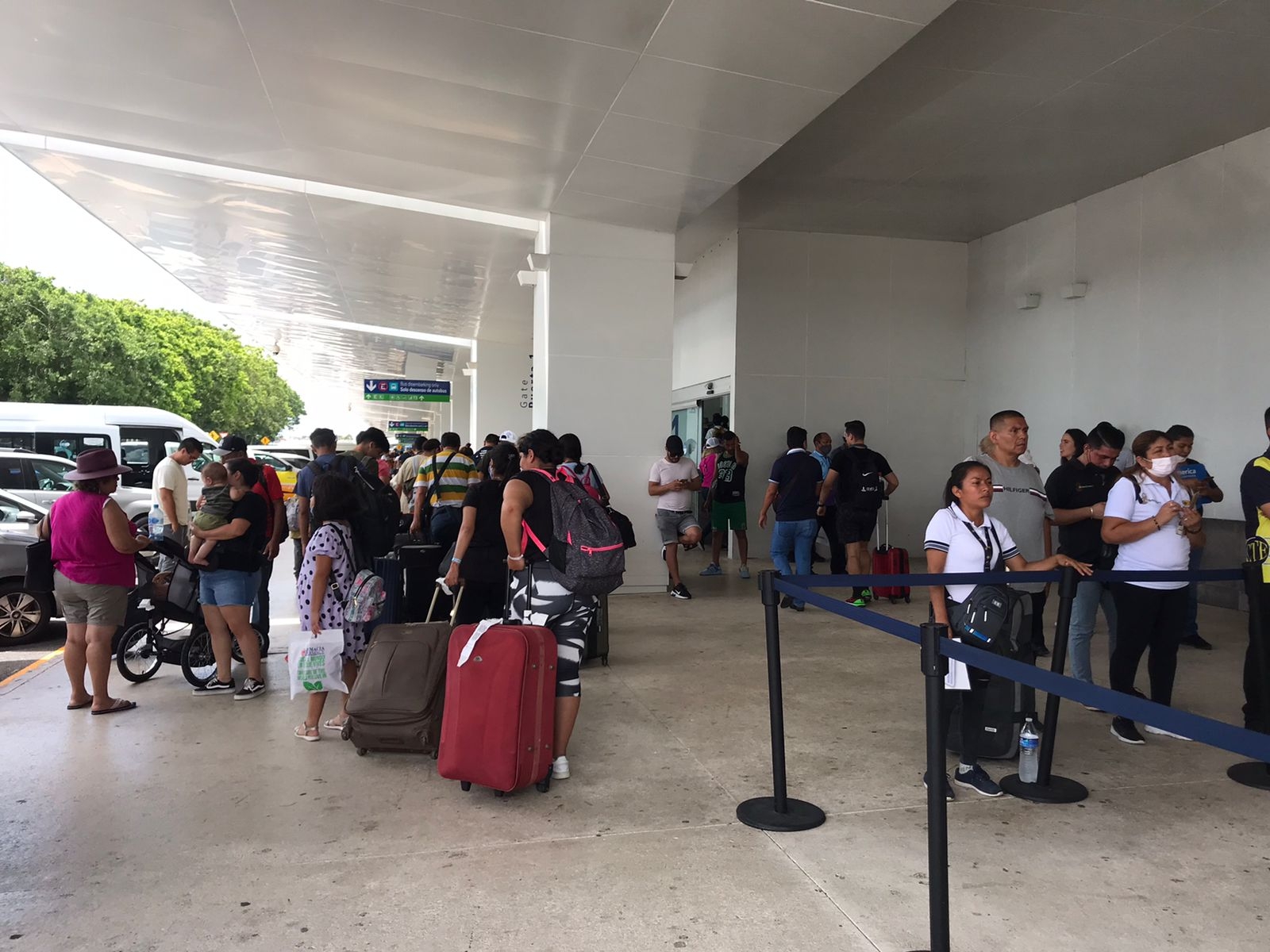 Algunos usuarios del Aeropuerto Internacional de Cancún y empleados turísticos no usan el cubrebocas Algunos usuarios del Aeropuerto Internacional de Cancún y empleados turísticos no usan el cubrebocas