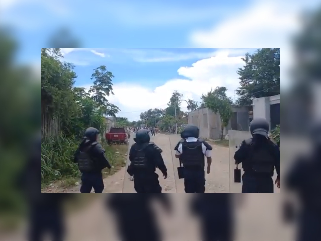 Policías y vecinos del asentamiento irregular 2 de Octubre en Tulum se enfrentaron durante un desalojo sorpresivo Policías y vecinos del asentamiento irregular 2 de Octubre en Tulum se enfrentaron durante un desalojo sorpresivo