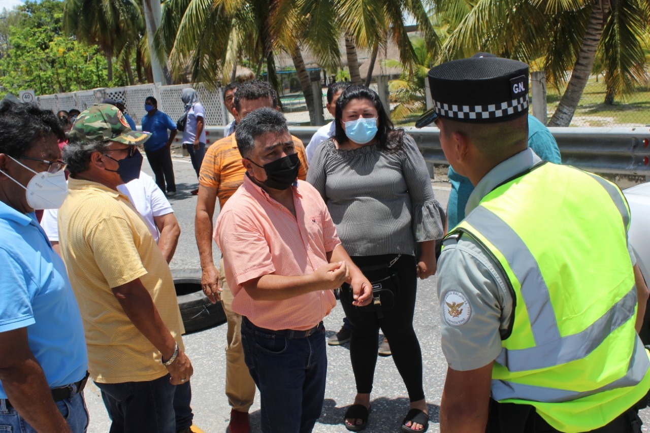 Los conductores y concesionarios de 106 combis, llegaron a las 13:00 horas este martes