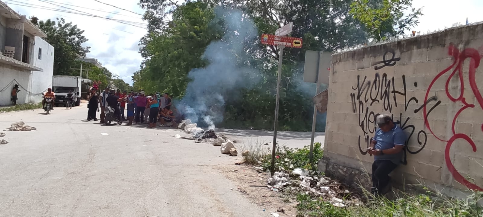 Los habitantes de la colonia 2 de Octubre bloquearon una de las calles que da al lugar con piedras Los habitantes de la colonia 2 de Octubre bloquearon una de las calles que da al lugar con piedras