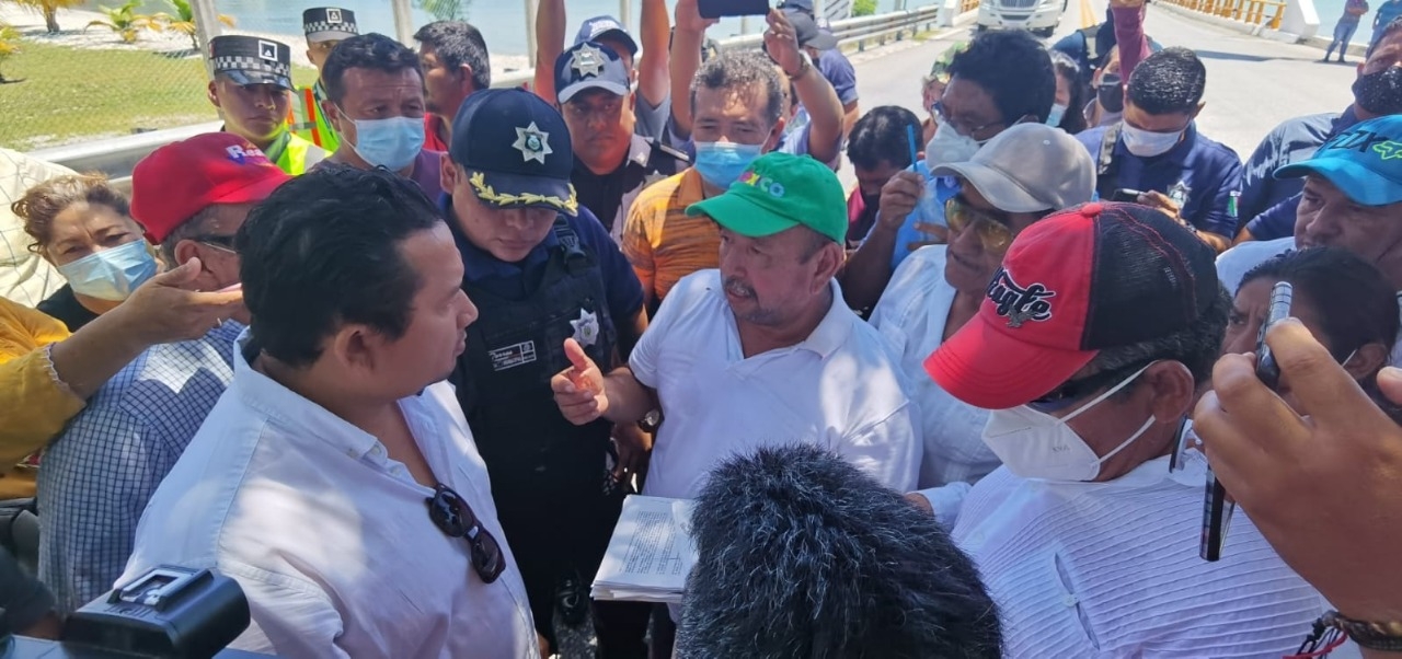 Durante tres horas los manifestantes impidieron el tráfico de vehículos con dirección al estado de Tabasco