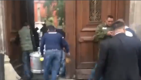 Tamales de Chipilín llegaron a Palacio Nacional para la cena de AMLO con empresarios: VIDEO
