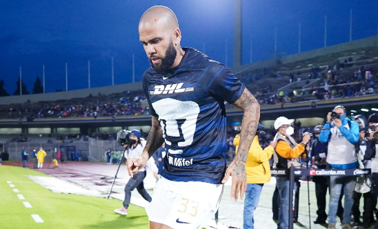 ¡Histórico debut! Dani Alves llena al Olímpico Universitario y arranca con Pumas