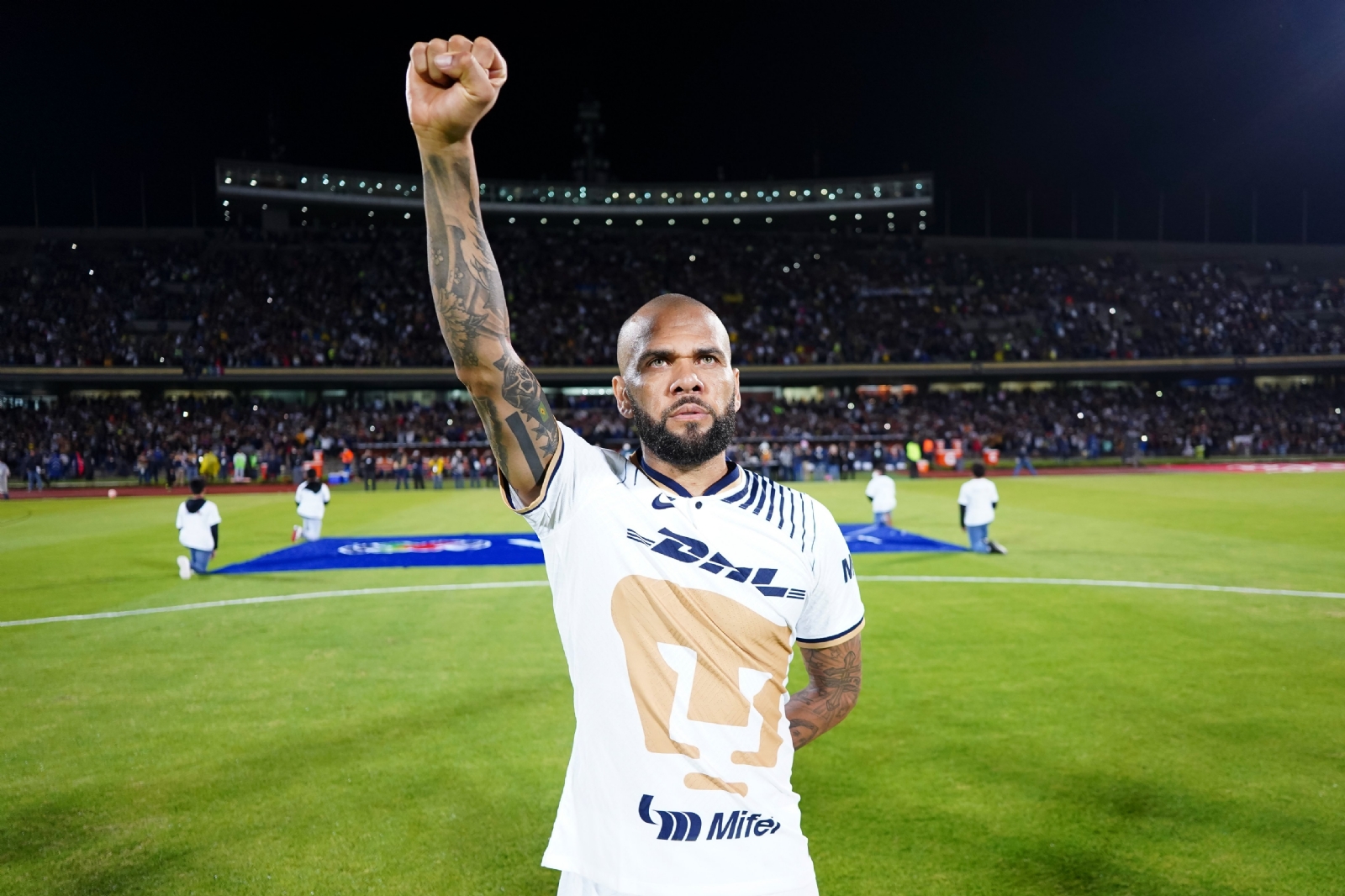 Dani Alves se enoja por trato especial de Pumas y se va en el camión con sus compañeros