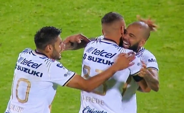 Dani Alves cumplió en su début con Pumas. Foto: @PUMASmx
