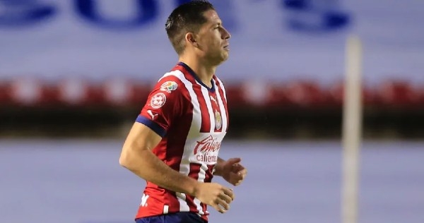 Ormeño y Chivas hacen el ridículo con autogol y rescatan un empate ante Querétaro
