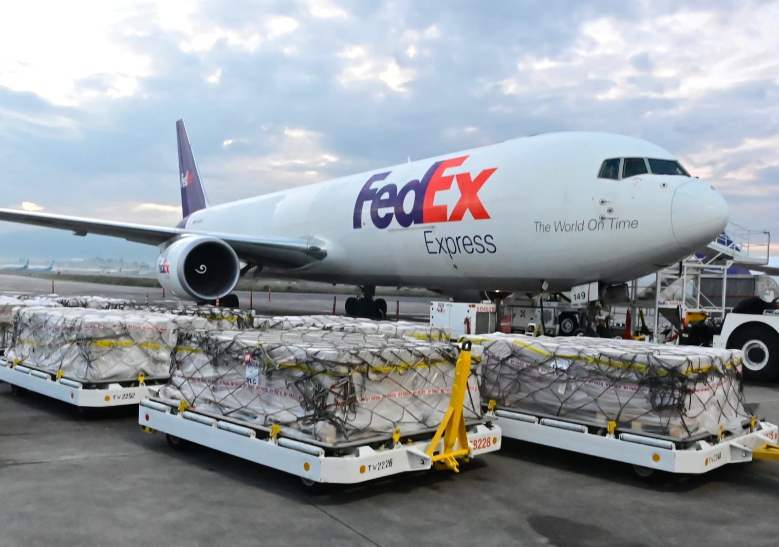 Las dosis de la vacuna contra COVID arribaron al Aeropuerto de Toluca. Foto: SSa