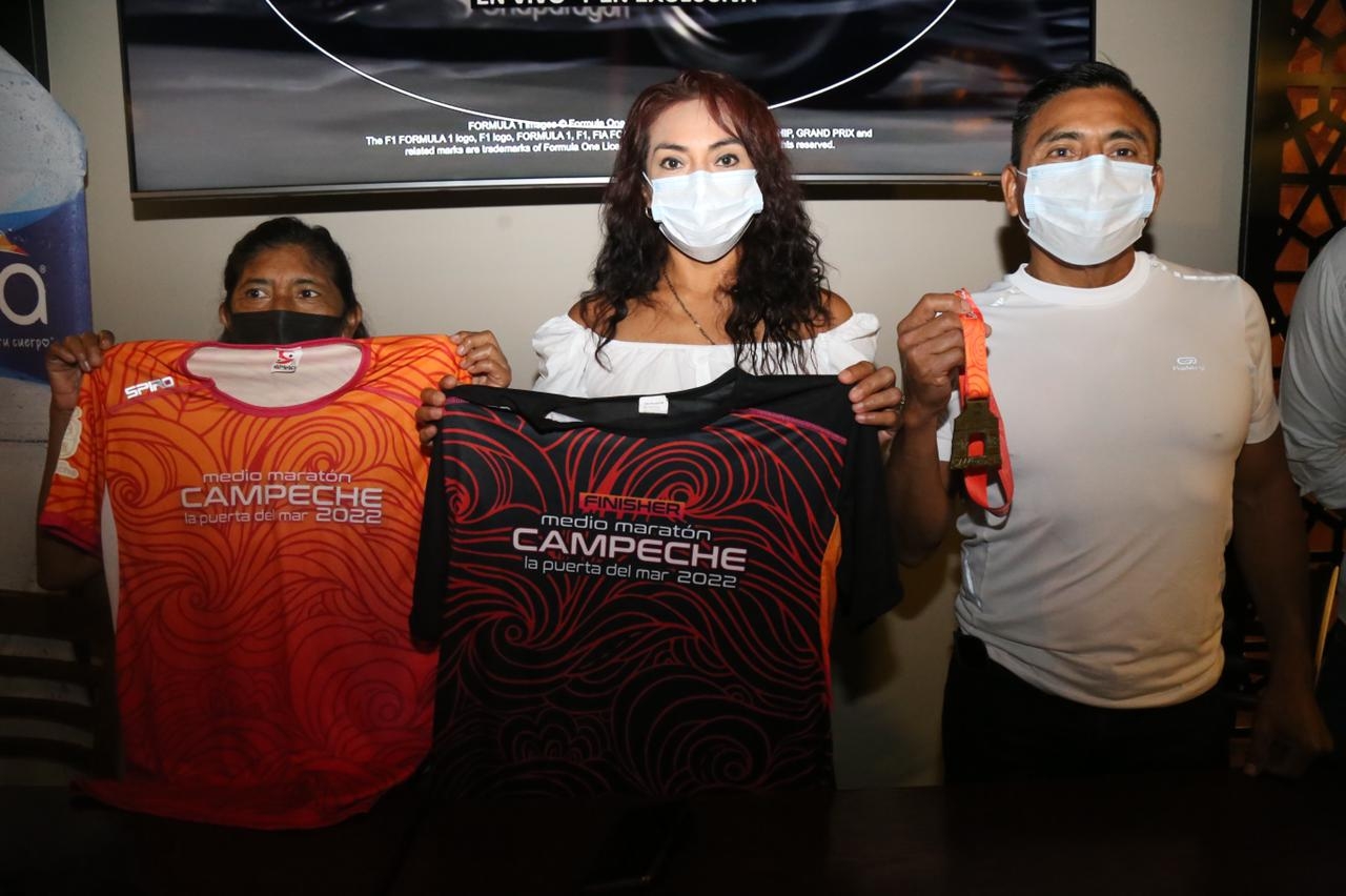 La carrera, que consta de 21 kilómetros, lleva por nombre "La Puerta del Mar"