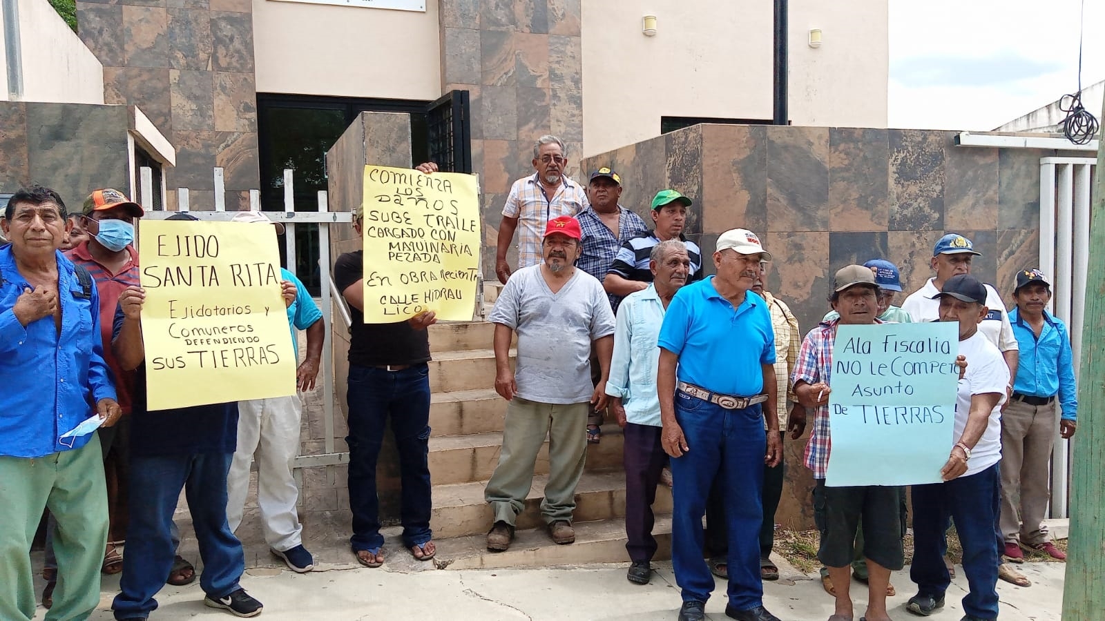 Campesinos mantendrán bloqueó en comunidad de Hopelchén advierten a la FGE Campeche Campesinos mantendrán bloqueó en comunidad de Hopelchén advierten a la FGE Campeche
