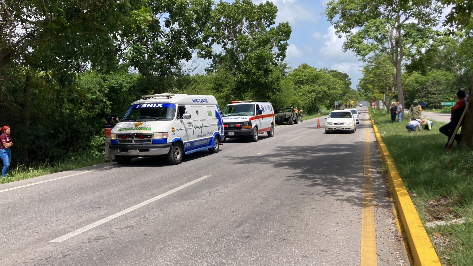 Una ambulancia acudió a la zona del accidente en la vía Chetumal-Bacalar, para atender a los lesionados tras el accidente de la Van Una ambulancia acudió a la zona del accidente en la vía Chetumal-Bacalar, para atender a los lesionados tras el accidente de la Van