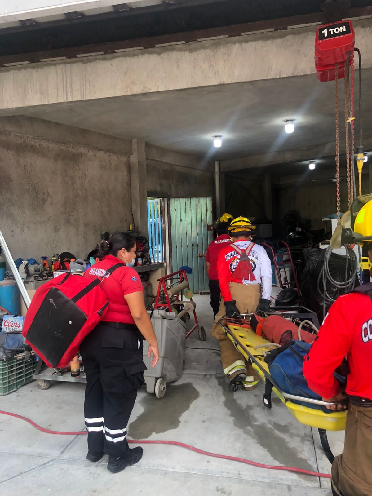 El hombre fue llevado al Hospital General de Cozumel para ser atendido por médicos tras tocar unos cables de alta tensión mientras pintaba El hombre fue llevado al Hospital General de Cozumel para ser atendido por médicos tras tocar unos cables de alta tensión mientras pintaba