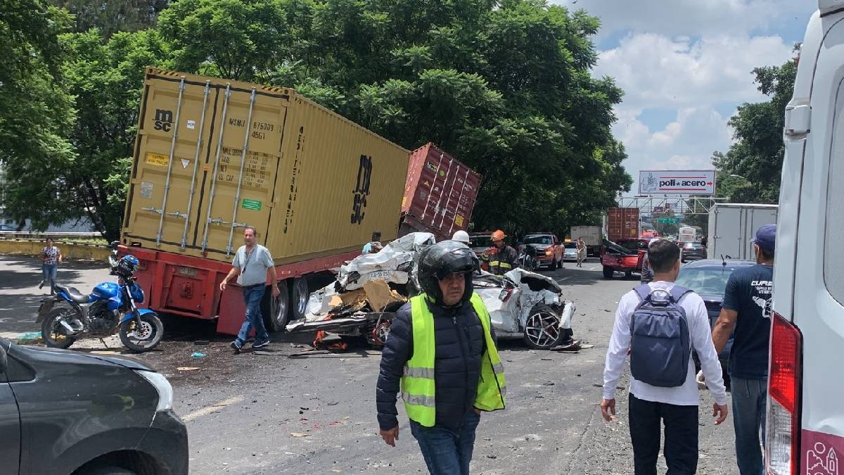 En el accidente se vieron involucrados un tráiler que chocó con al menos siete vehículos En el accidente se vieron involucrados un tráiler que chocó con al menos siete vehículos