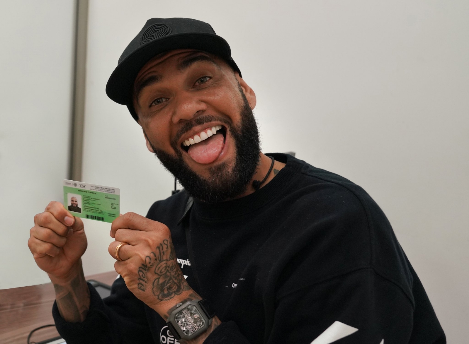 ¡Dani, hermano, ya eres mexicano! Alves recibió su documento migratorio en el INM ¡Dani, hermano, ya eres mexicano! Alves recibió su documento migratorio en el INM