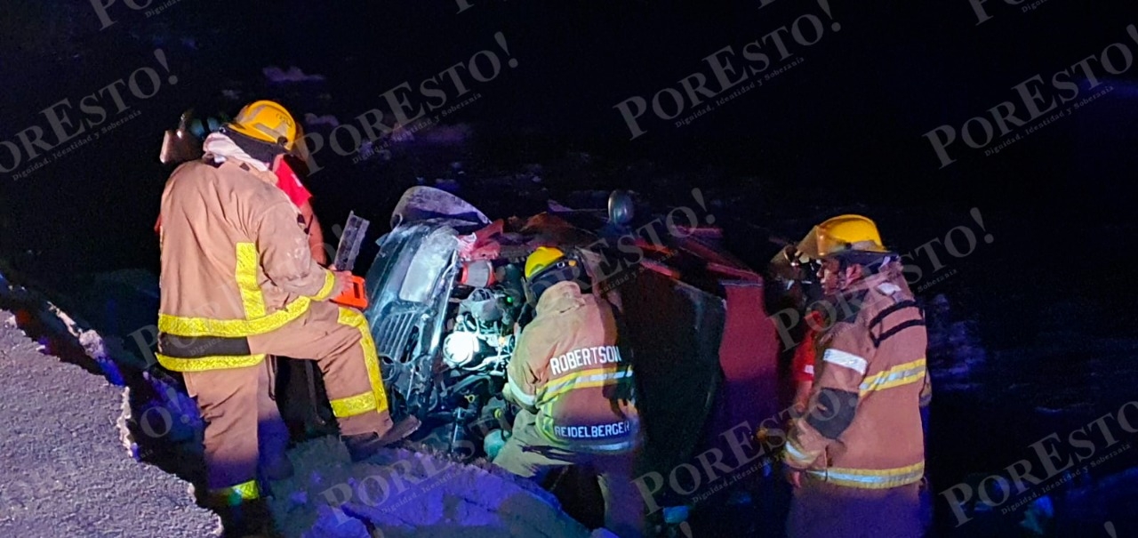 Bomberos y paramédicos operaron por varios minutos para poder sacar a los cuatro jóvenes Bomberos y paramédicos operaron por varios minutos para poder sacar a los cuatro jóvenes