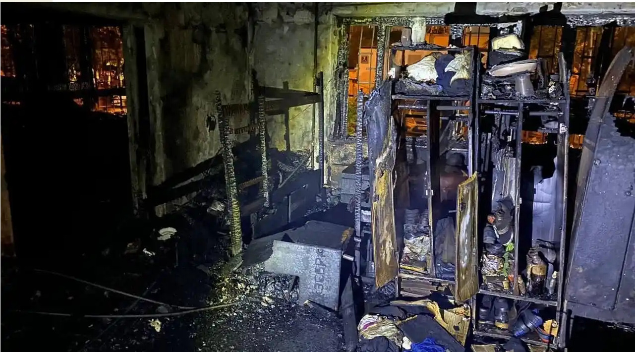 El siniestro ocurrió en el primer piso de un edificio de apartamentos donde permanecían varias personas, ya evacuadas. El siniestro ocurrió en el primer piso de un edificio de apartamentos donde permanecían varias personas, ya evacuadas.