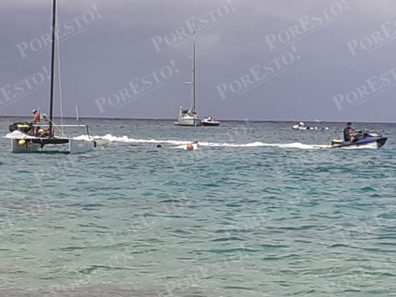 Diversas embarcaciones se encuentran ayudando en las labores de rescate luego de que una lancha se hundiera en Cozumel Diversas embarcaciones se encuentran ayudando en las labores de rescate luego de que una lancha se hundiera en Cozumel
