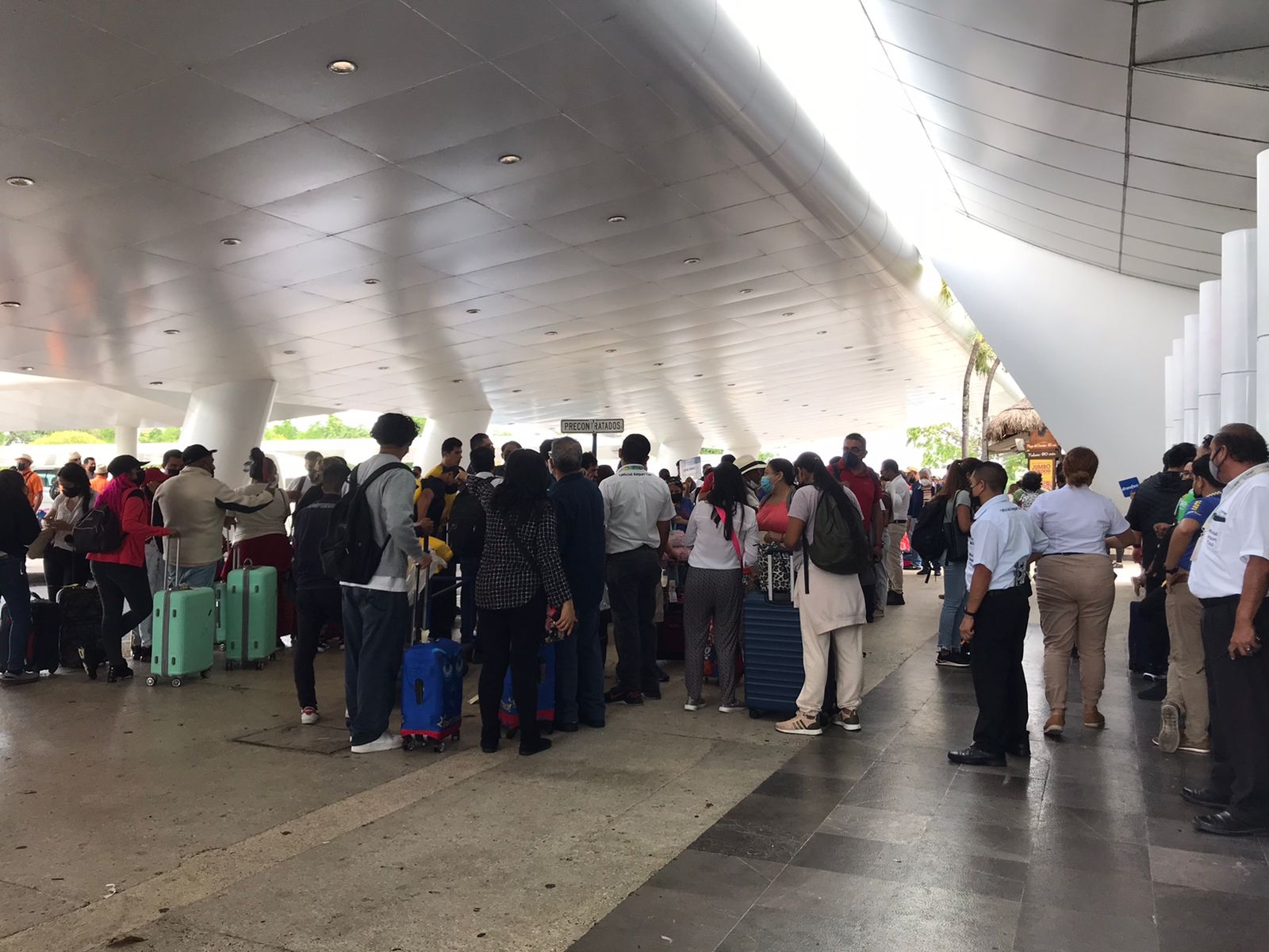 El aeropuerto de Cancún superó los 570 vuelos programados este viernes, de los cuales en su mayoría serán internacionales El aeropuerto de Cancún superó los 570 vuelos programados este viernes, de los cuales en su mayoría serán internacionales