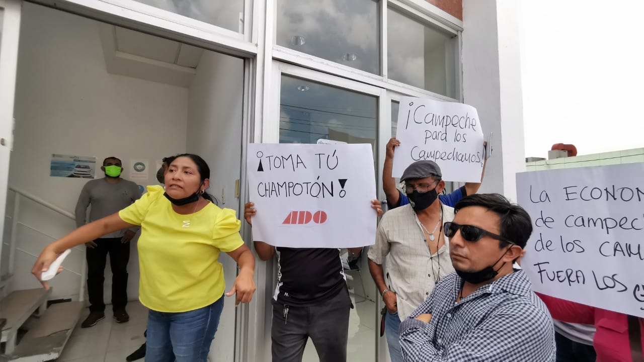 Con pancartas, integrantes de taxistas de Calkiní exigieron ver al Director del IET