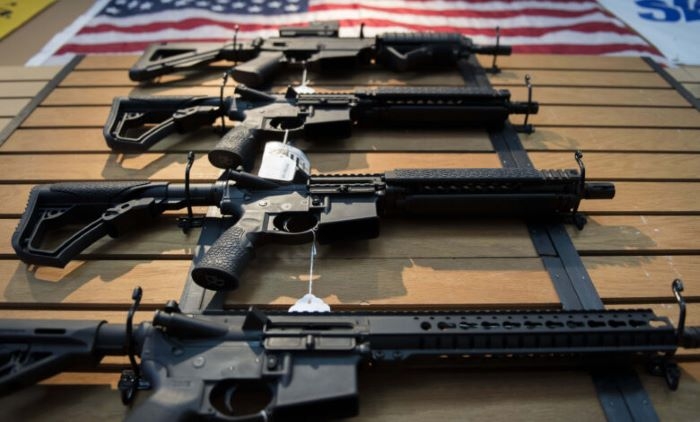 Cámara de Representantes de EU aprueba prohibición de armas semiautomáticas