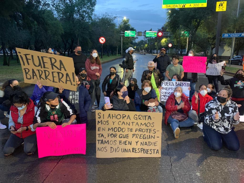 Jugadoras de la Selección Mexicana de Futbol Americano se manifiestan en la CODEME