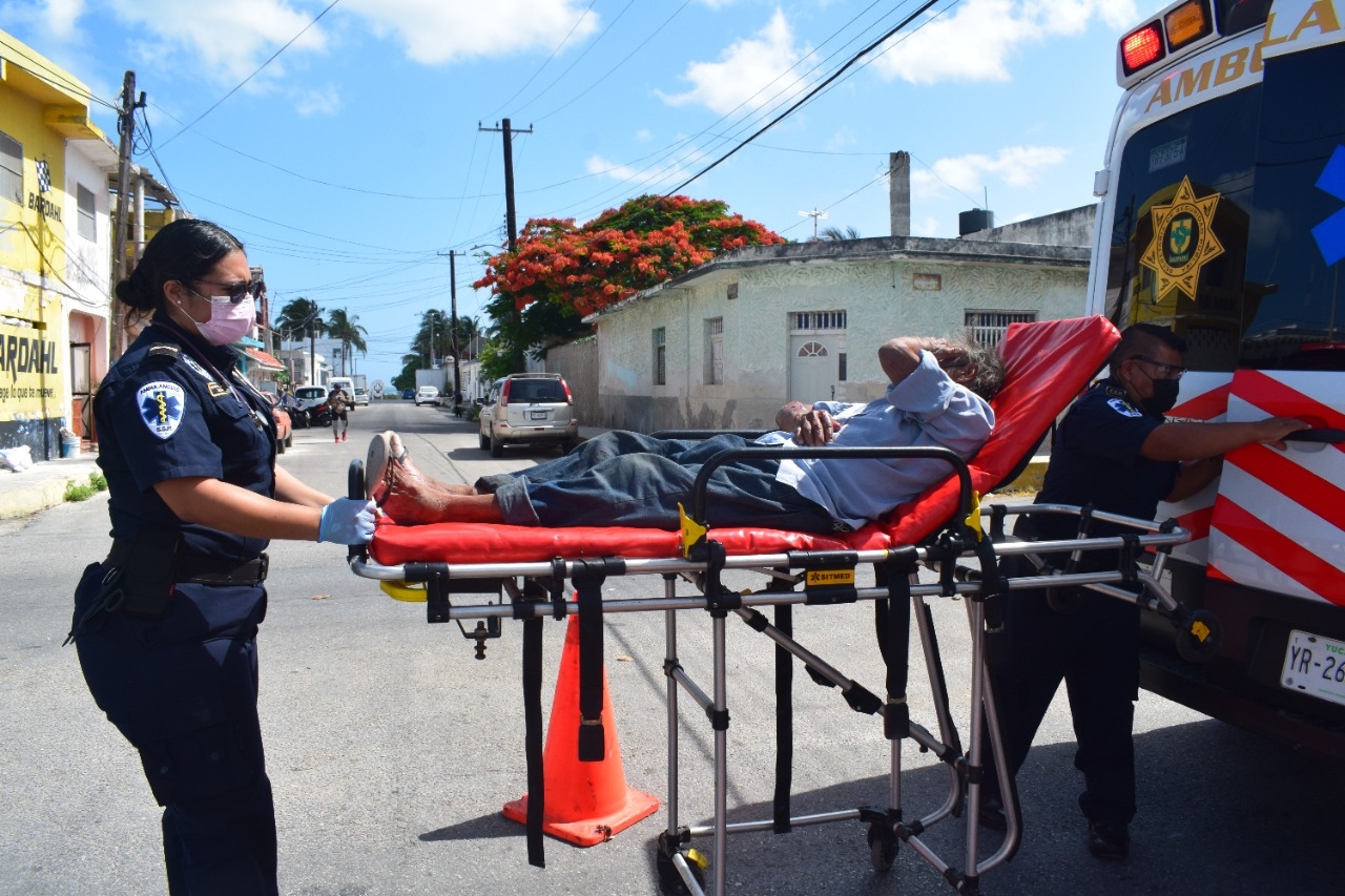 El abuelito tuvo que ser trasladado a un hospital para ser atendido, aunque no hay daños de gravedad. Foto: Jesús López El abuelito tuvo que ser trasladado a un hospital para ser atendido, aunque no hay daños de gravedad. Foto: Jesús López