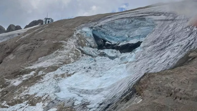 Las altas temperaturas provocaron el desprendimiento del hielo que aplastó a varios montañistas. Foto: Twitter Las altas temperaturas provocaron el desprendimiento del hielo que aplastó a varios montañistas. Foto: Twitter