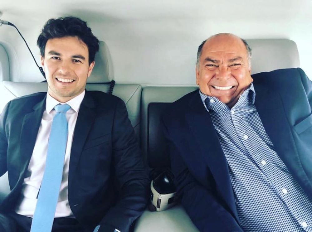 El papá de "checo" besó al de Louis Hamilton tras el triunfo de su hijo. Foto: Especial