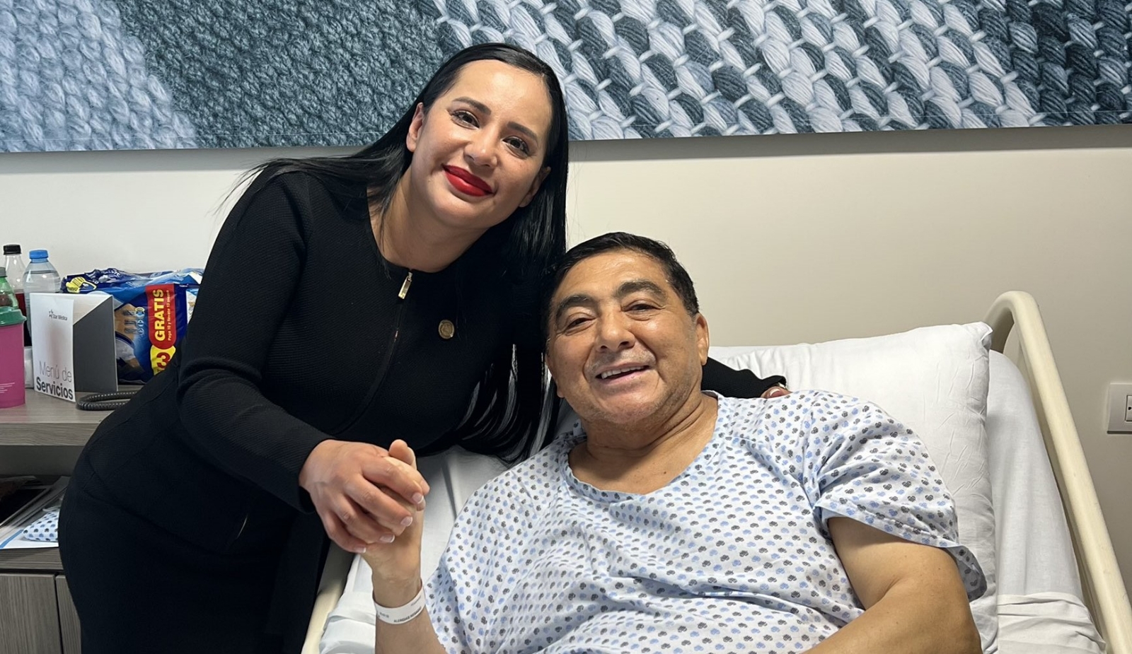 Sandra Cuevas comaprtió una foto con el actor Carlos Benavides desde el hospital. Foto: Especial