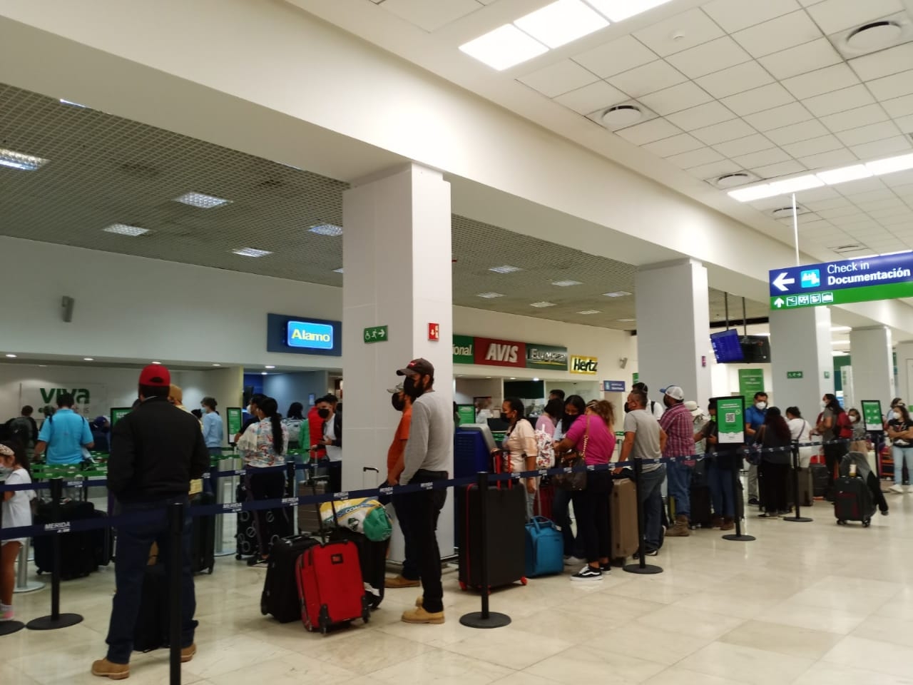 El Aeropuerto Internacional de Mérida registró filas en el módulo de VivaAerobus para realizar la documentación del equipaje tras la llegada adelantada del vuelo procedente de Monterrey El Aeropuerto Internacional de Mérida registró filas en el módulo de VivaAerobus para realizar la documentación del equipaje tras la llegada adelantada del vuelo procedente de Monterrey