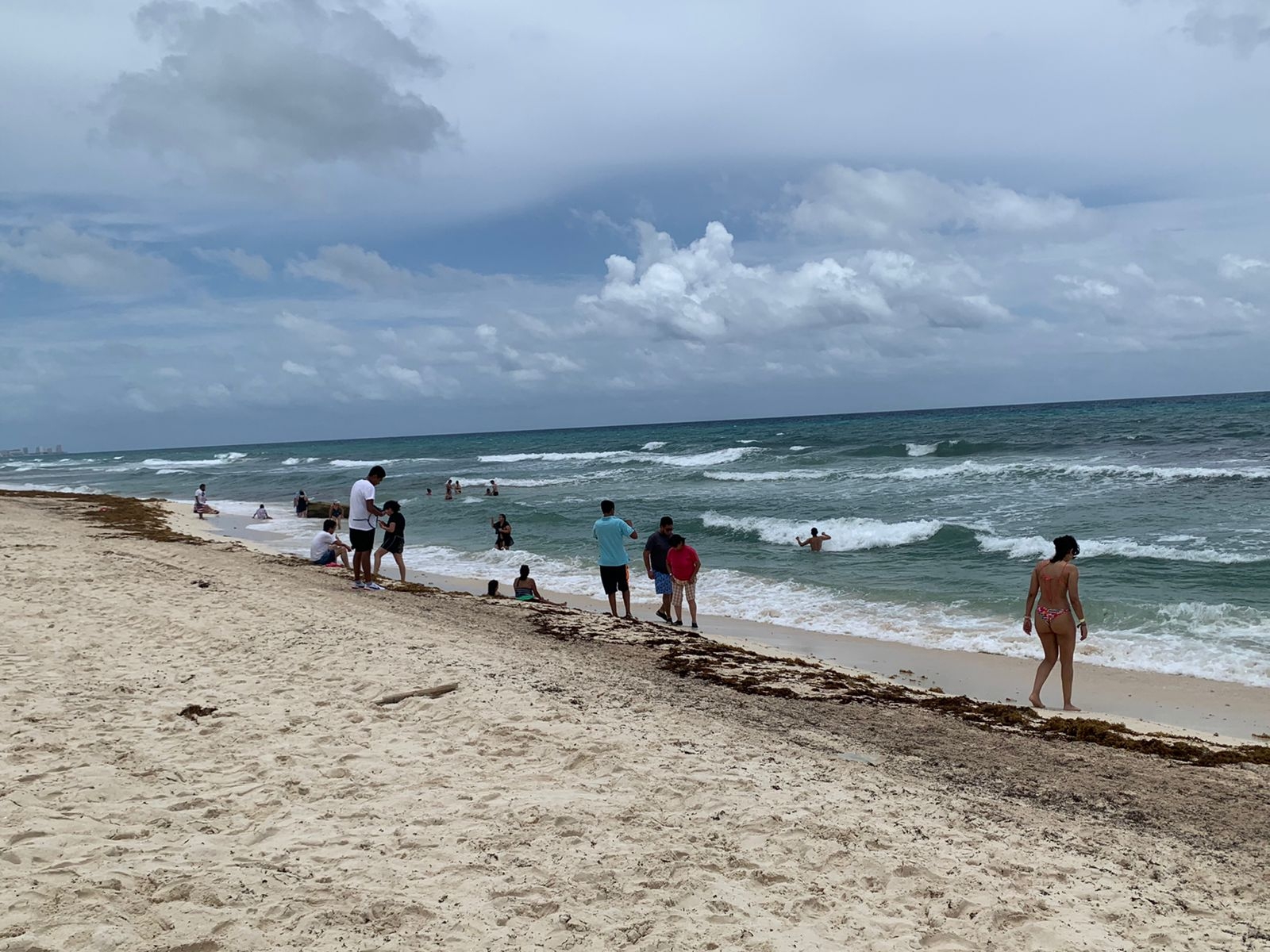 Cancún registró lluvias desde las primeras horas de este sábado y se mantiene el cielo nublado en el destino turístico de Quintana Roo