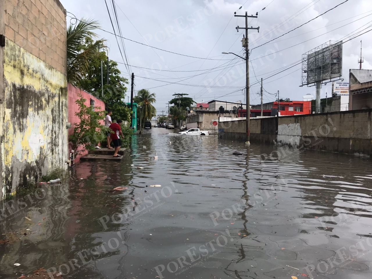 La calle 16 de la Región 102 de Cancún se vio inundada por las lluvias que cayeron en la ciudad