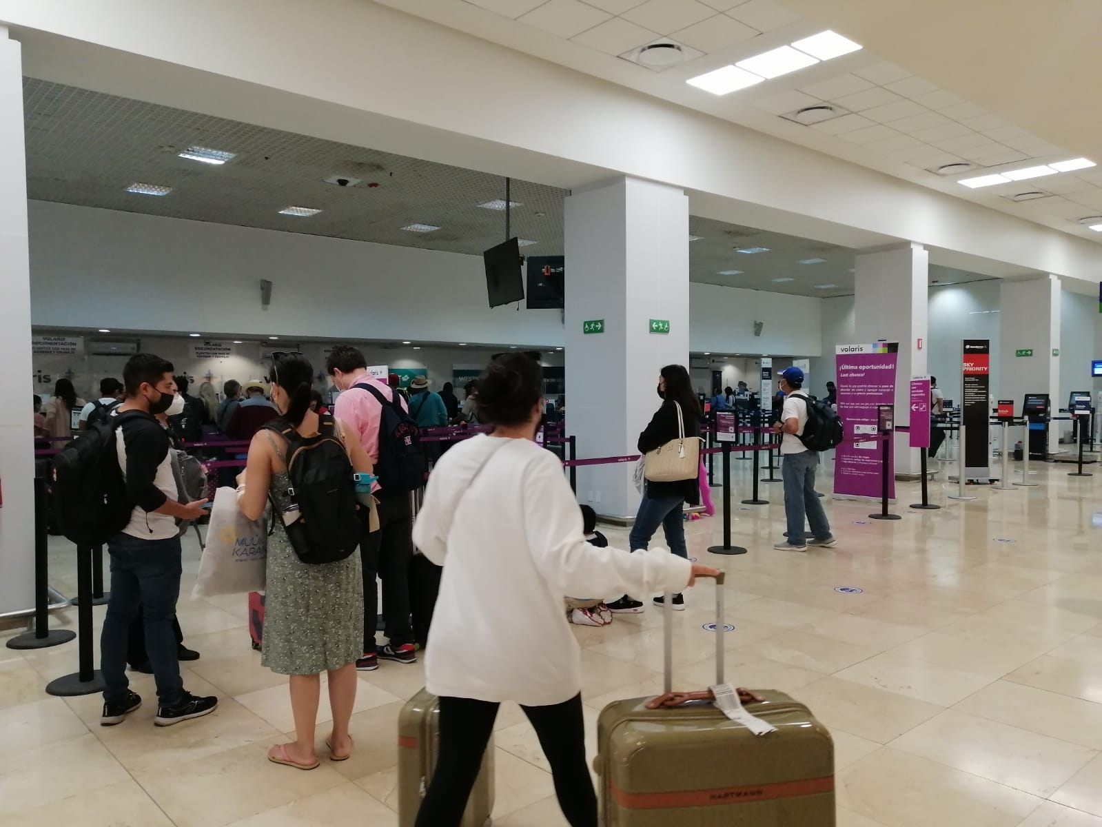 Los primeros vuelos en despegar fueron 823 de Aeroméxico rumbo hacia la Ciudad de México