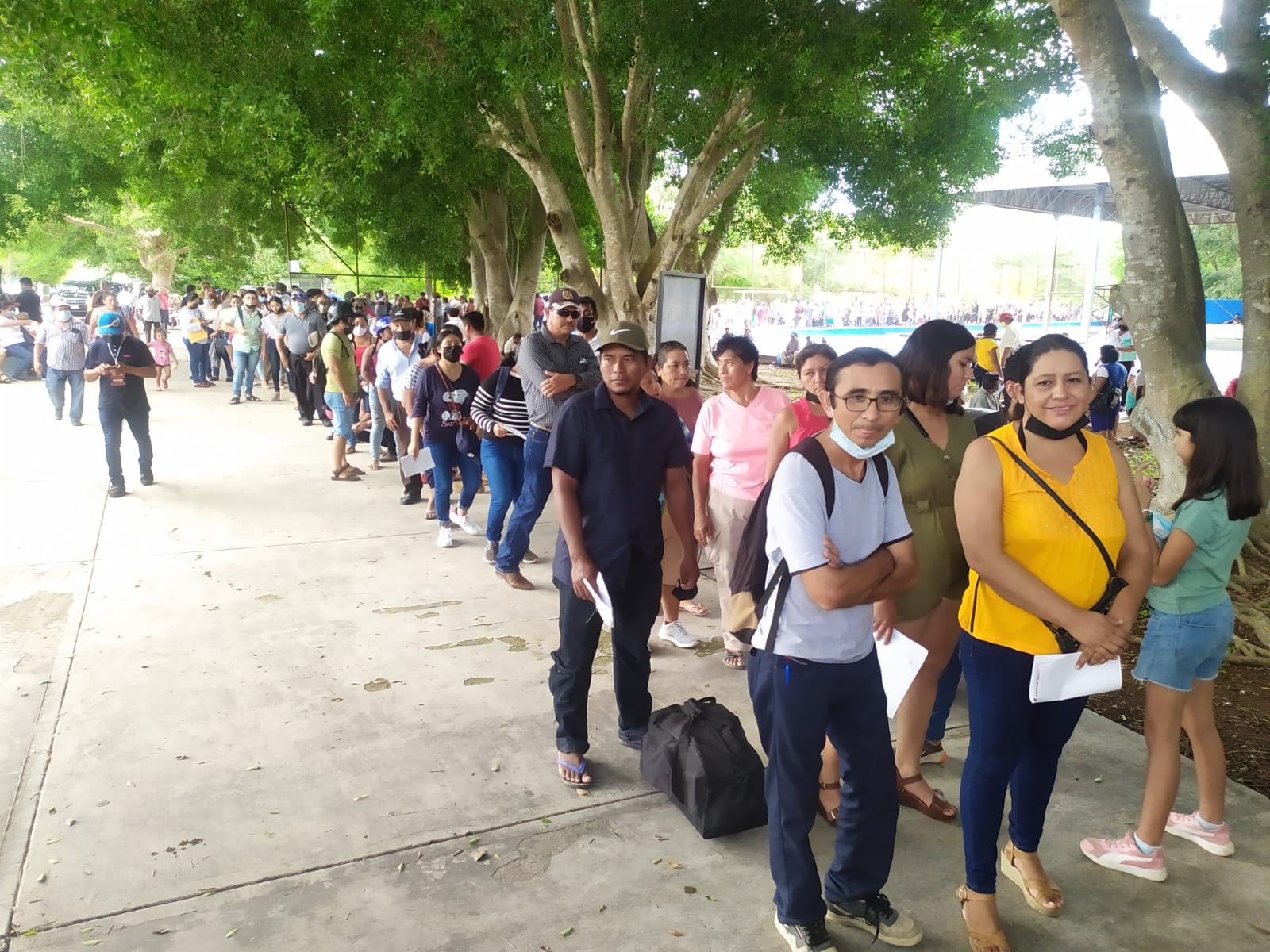 La largas filas de la militancia no se hicieron esperar durante la jornada de ayer domingo