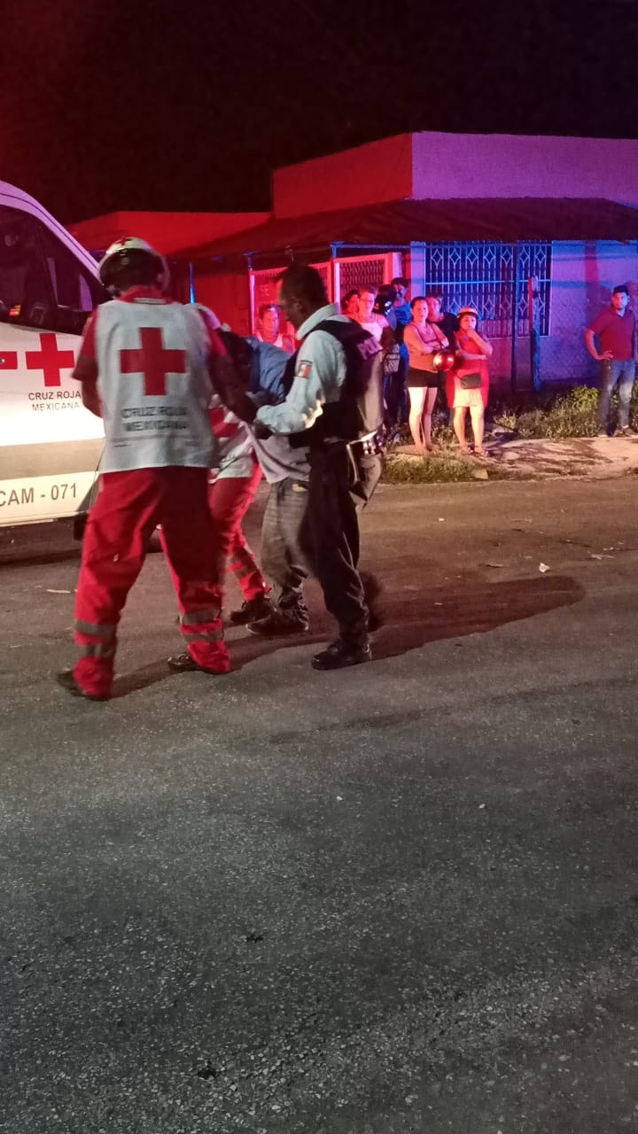 Al lugar llegaron paramédicos de la Cruz Roja para atender a los heridos