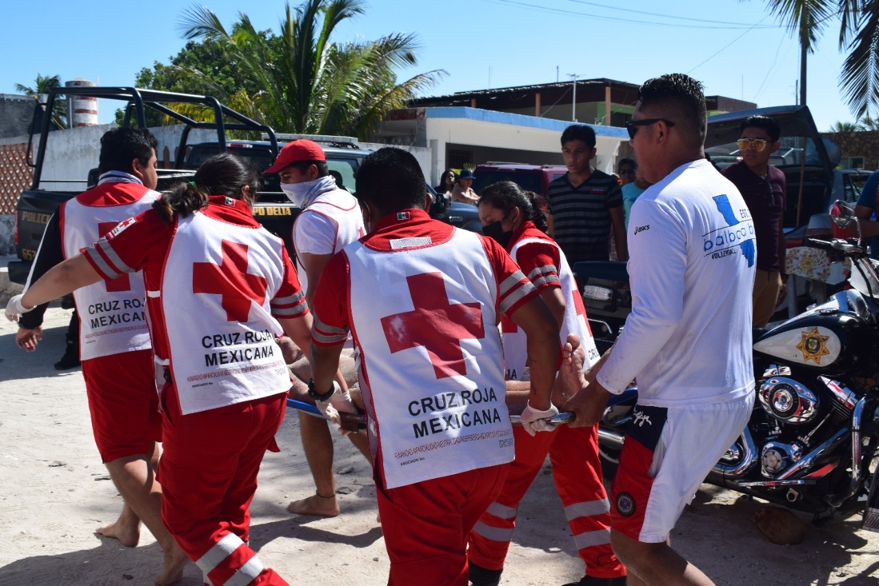 Elementos de emergencia auxiliaron al hombre que estuvo a puunto de ahogarse. Foto: Jesús López Elementos de emergencia auxiliaron al hombre que estuvo a puunto de ahogarse. Foto: Jesús López
