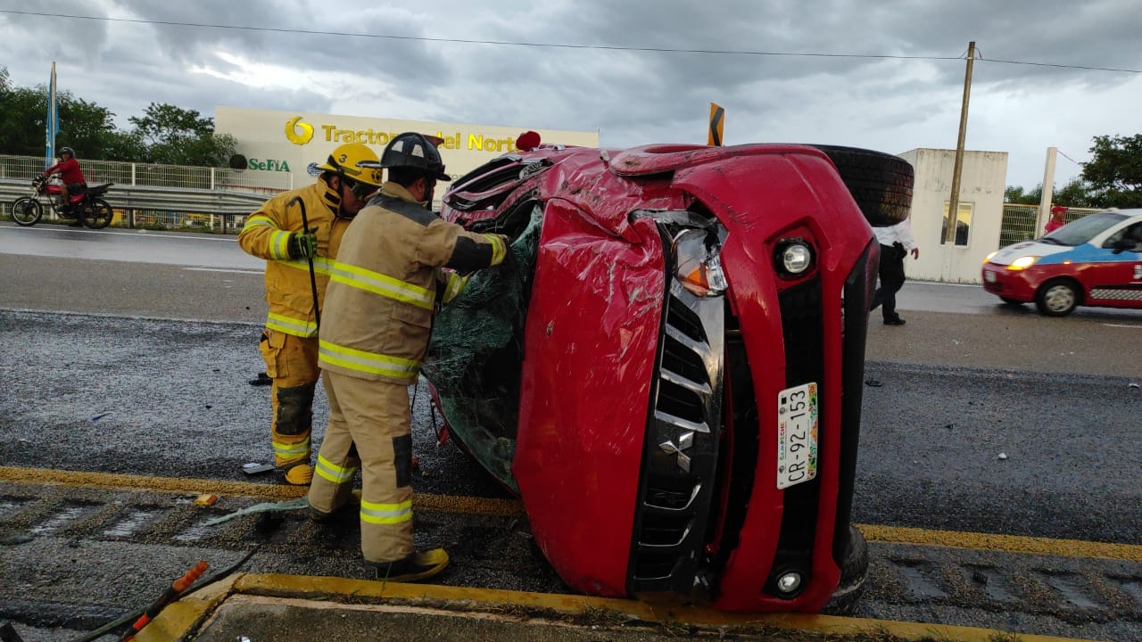 Vuelca camioneta y deja varias personas heridas en Campeche