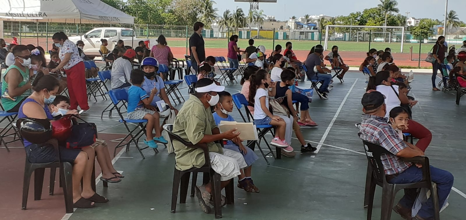 Padres de familia acudieron al módulo del Domo Bicentenario en Cozumel para vacunar contra el COVID-19 a sus menores de cinco años Padres de familia acudieron al módulo del Domo Bicentenario en Cozumel para vacunar contra el COVID-19 a sus menores de cinco años