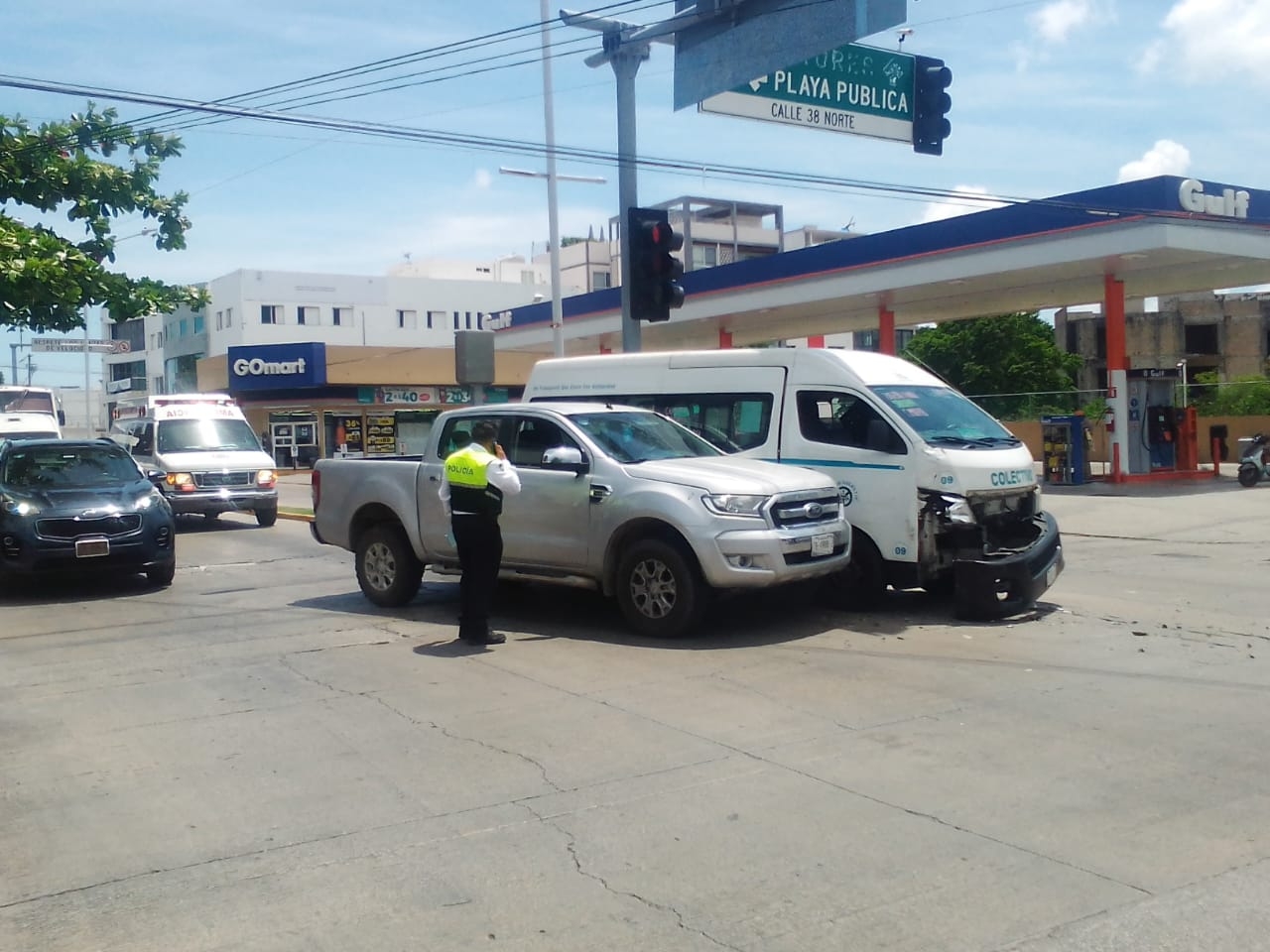 Los vehículos involucrados en el accidente vial en Playa del Carmen permanecieron en el sitio hasta la llegada de agentes de Tránsito de la ciudad Los vehículos involucrados en el accidente vial en Playa del Carmen permanecieron en el sitio hasta la llegada de agentes de Tránsito de la ciudad