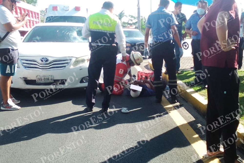 El abuelito fue trasladado de urgencia al Hospital General de Playa del Carmen tras ser atropellado por una mujer en el Arco Vial de la ciudad El abuelito fue trasladado de urgencia al Hospital General de Playa del Carmen tras ser atropellado por una mujer en el Arco Vial de la ciudad