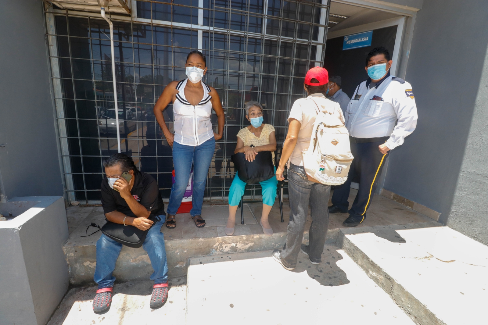 Los afectados señalan que desde el viernes carecen del tratamiento, por lo que responsabilizan al director del hospital