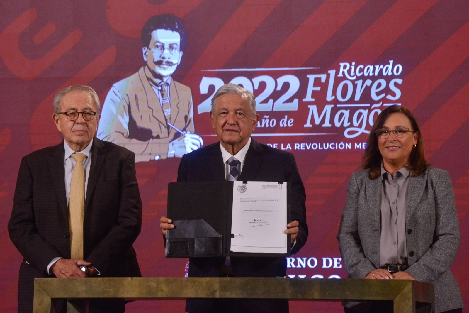 Presidente de la República firma iniciativa para eliminar horario de verano