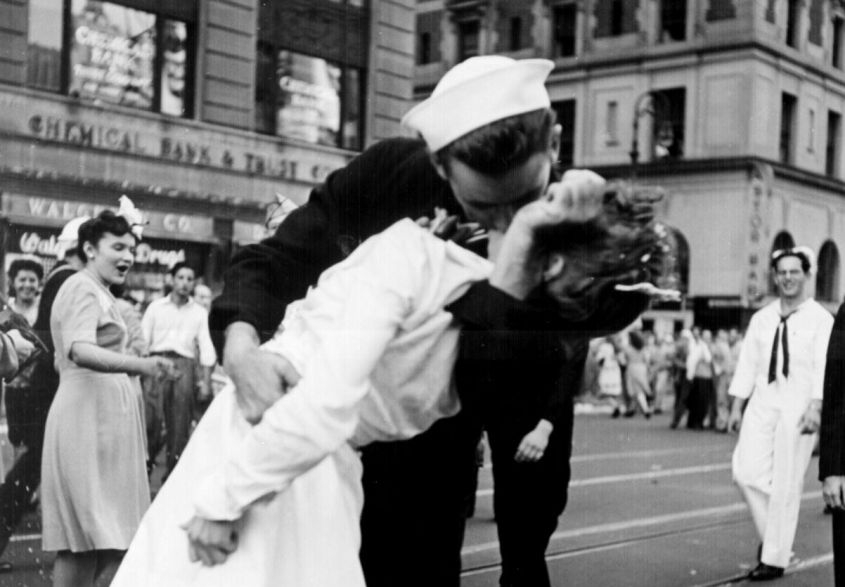 Uno de los besos icónicos de la historia tras haber finalizado la guerra en EU. Foto:Especial Uno de los besos icónicos de la historia tras haber finalizado la guerra en EU. Foto:Especial