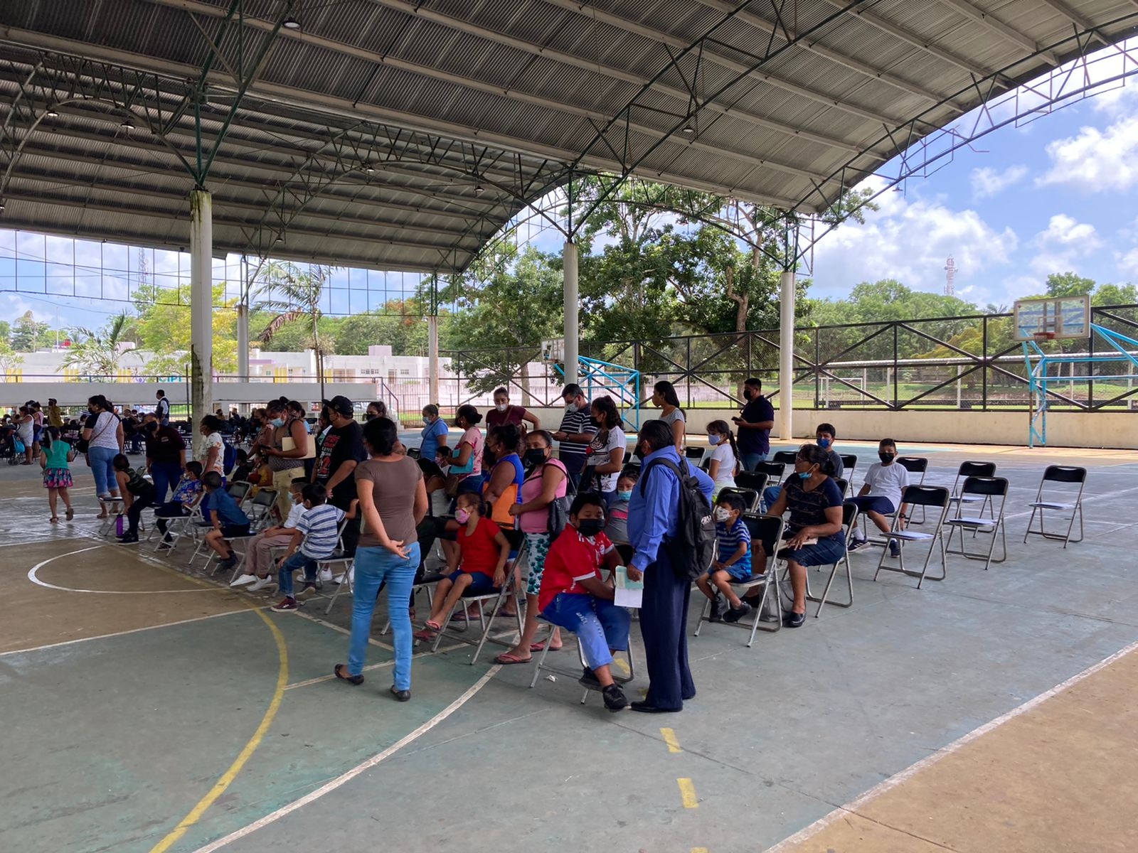 La convocatoria a la vacunación de menores de edad en Bacalar inició con baja presencia de familias en el módulo de inoculación La convocatoria a la vacunación de menores de edad en Bacalar inició con baja presencia de familias en el módulo de inoculación