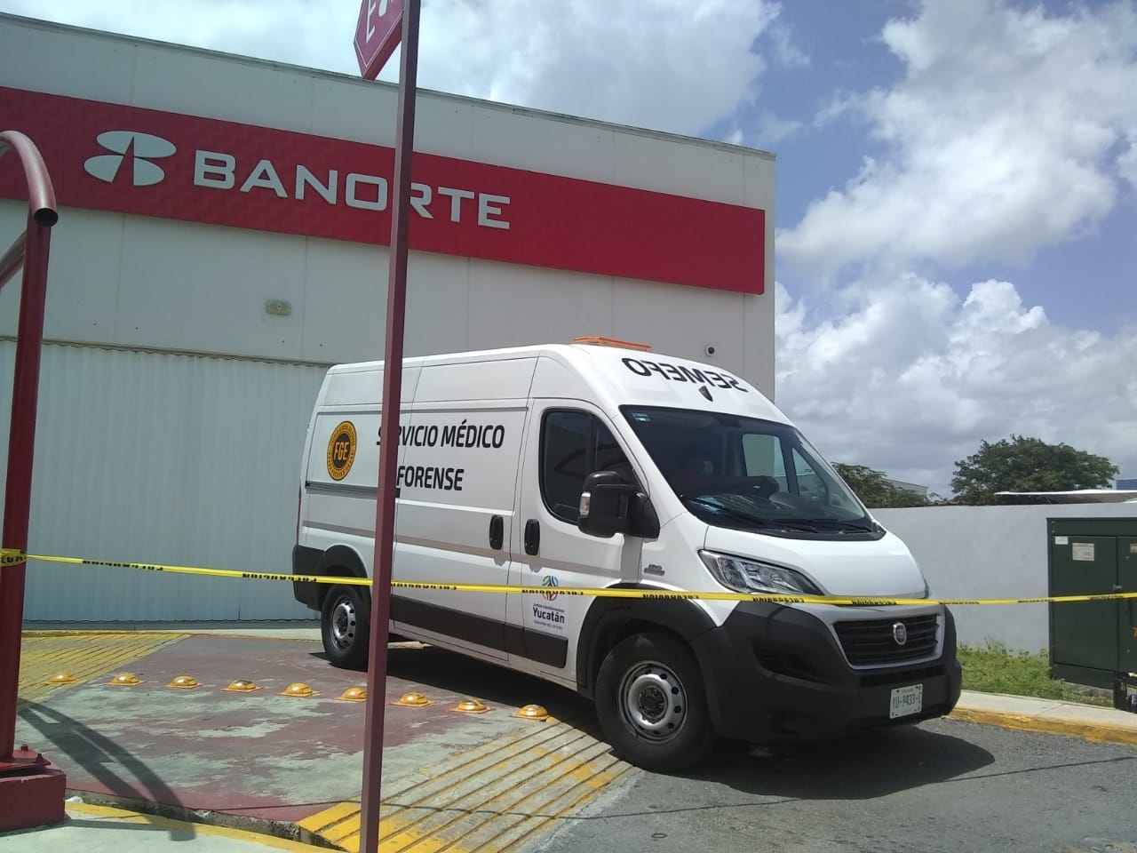 El abuelito murió en las afueras de un banco