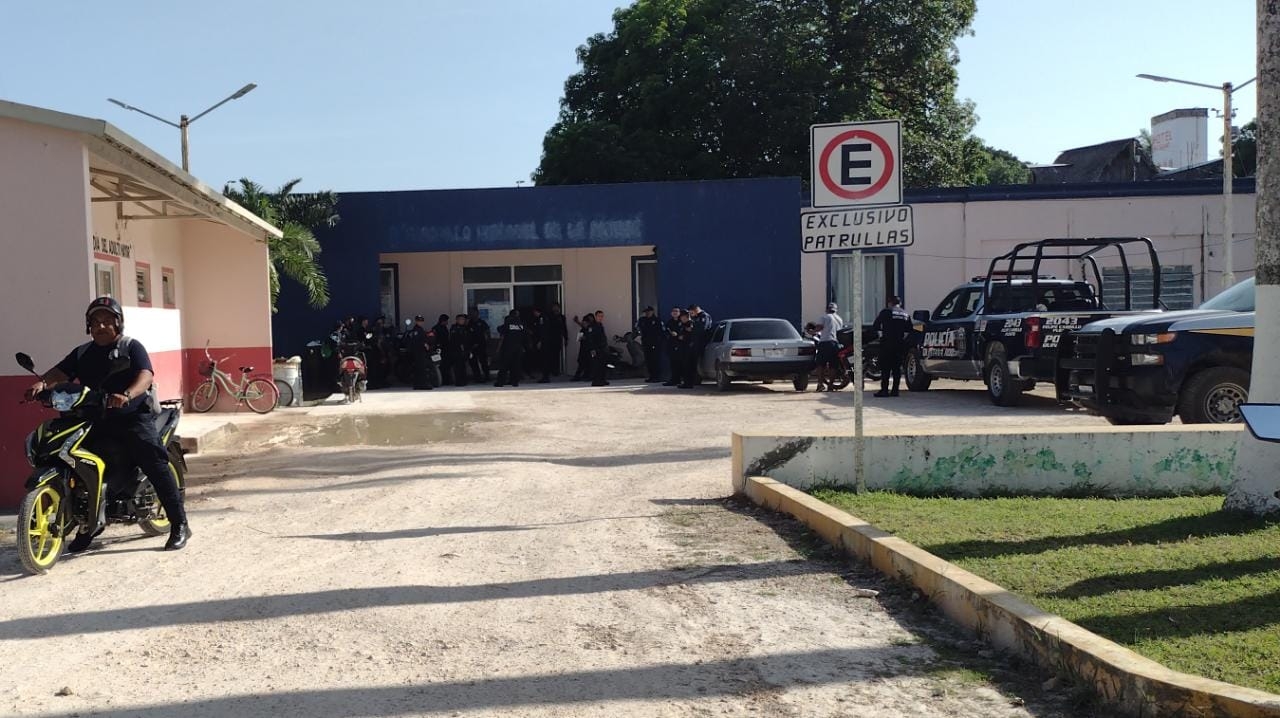 Los policías municipales indicaron que el tesorero del Ayuntamiento de Carrillo Puerto los dejó plantados, pues se reuniría con ellos para resolver sus peticiones