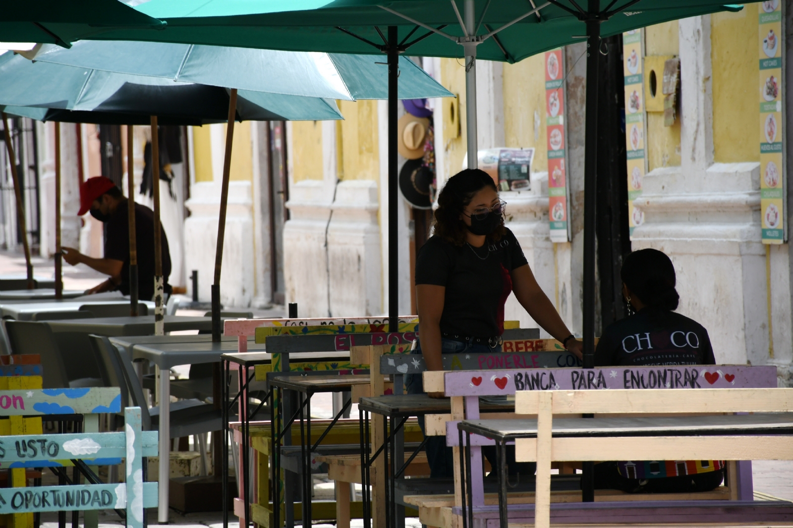 Dueños de establecimientos y comercios se ven obligados a reajustar diario sus costos, ante la constante subida del valor de los productos de la canasta básica