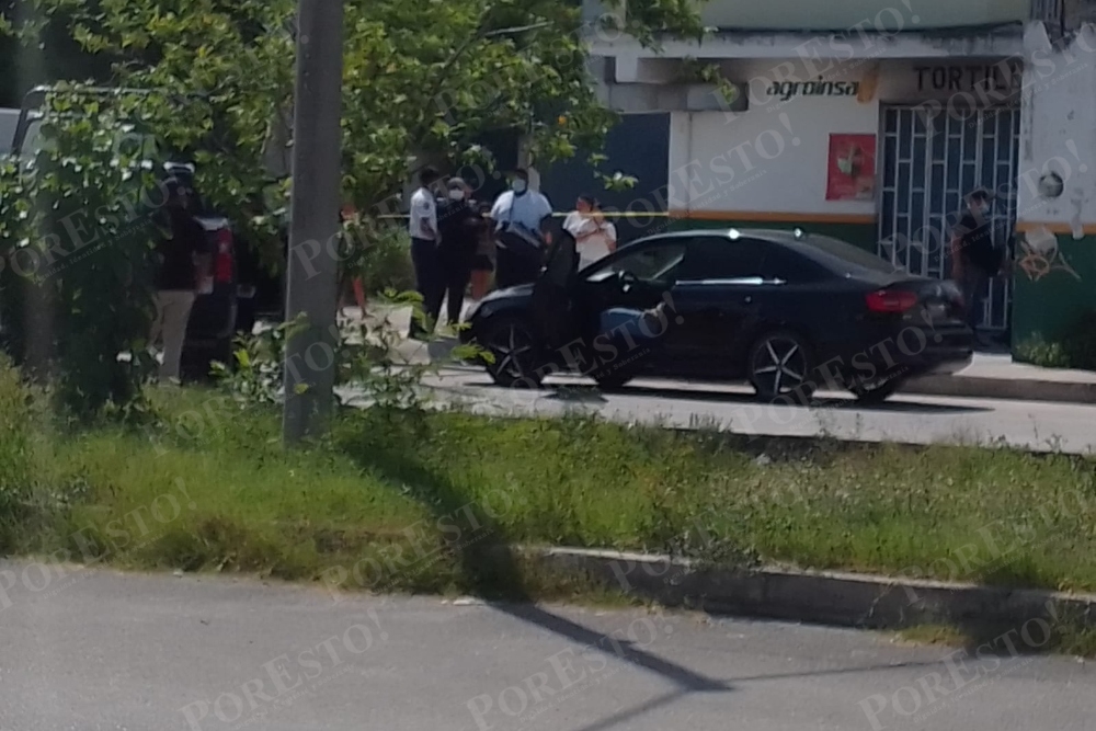 El hombre quedó muerto dentro de su automóvil en la avenida Niños Héroes de Cancún tras ser atacado a balazos