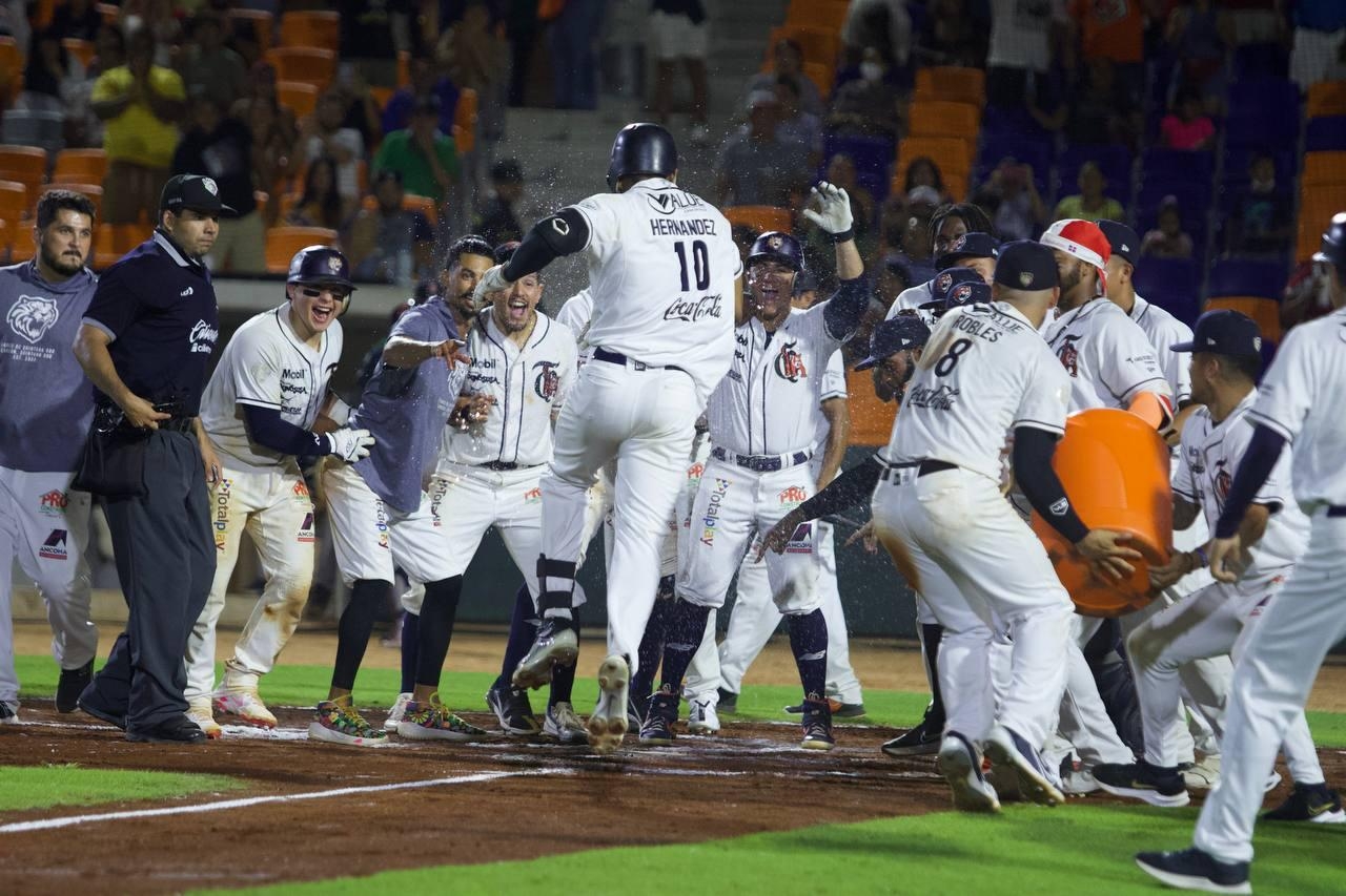 Los Tigres de Quintana Roo celebran el triunfo. Foto: Martín Chi