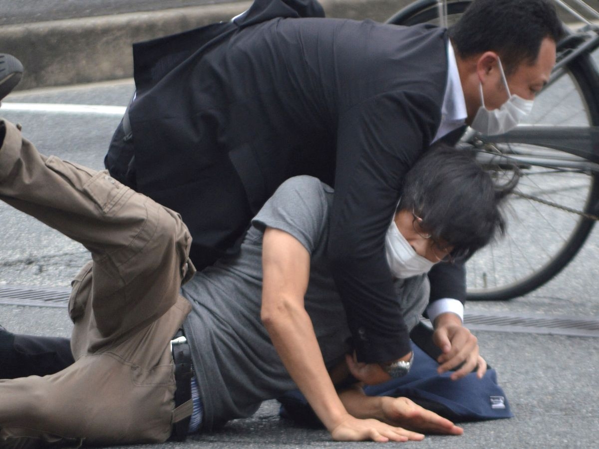 Yamagami Tetsuya, procedente de la ciudad de Nara, fue arrestado por asesinato mientras sostenía un arma con la que habría disparado en dos ocasiones Yamagami Tetsuya, procedente de la ciudad de Nara, fue arrestado por asesinato mientras sostenía un arma con la que habría disparado en dos ocasiones